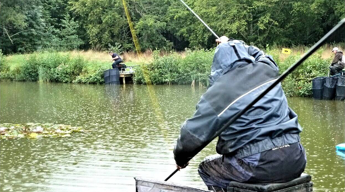 Рыбалка в дождь. Рыбалка в ливень. Рыбалка под дождем. Рыбачить. Можно ли рыбачить во время